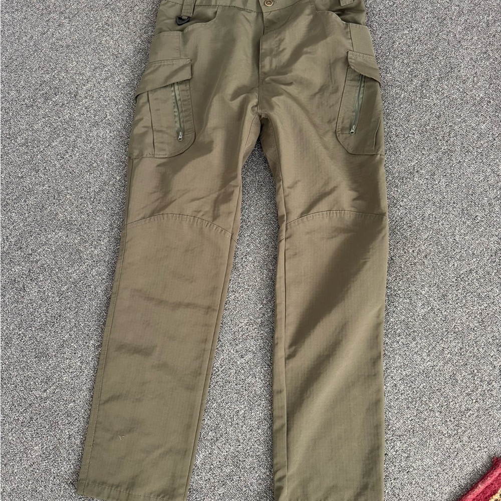 Green Cargo Pants with Straight Leg and Durable Fabric